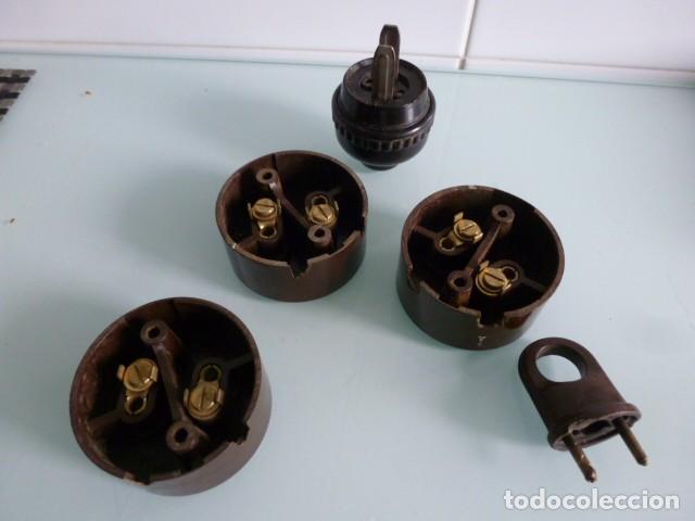 Antig&uuml;edades: Lote de material electrico de baquelita - Foto 2