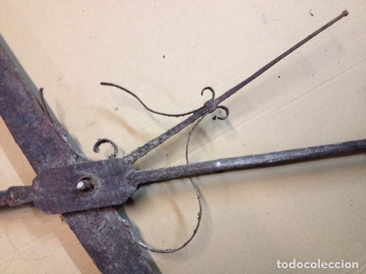 Antig&uuml;edades: BASCULA ROMANA CON ADORNOS - Foto 8