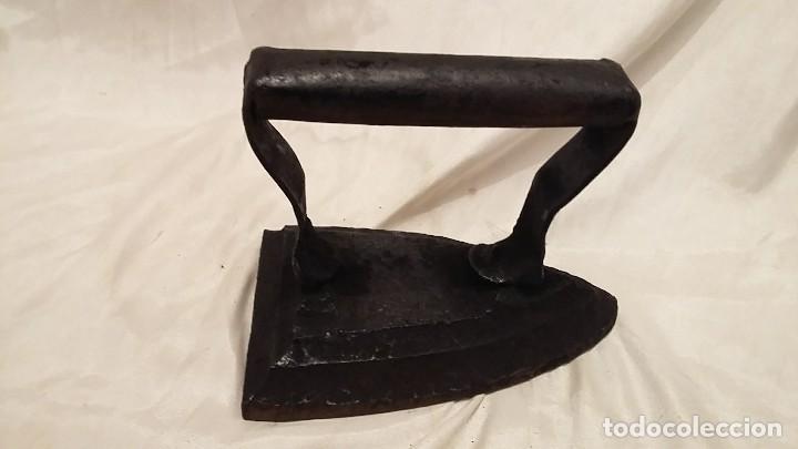 Antig&uuml;edades: Plancha antigua de carbon - Foto 1