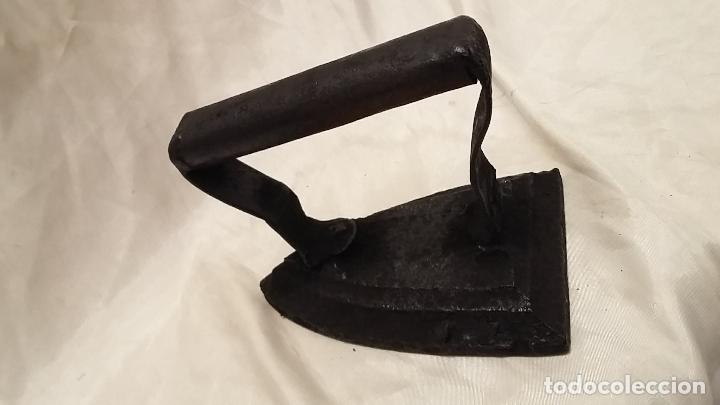 Antig&uuml;edades: Plancha antigua de carbon - Foto 2