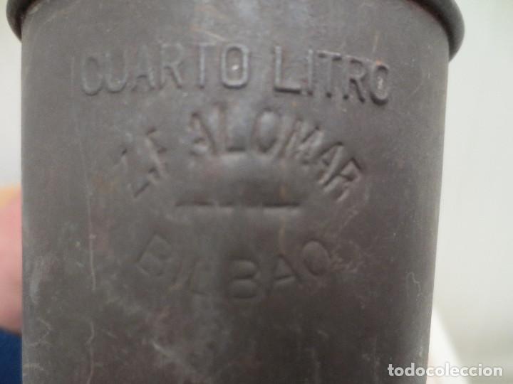 Antig&uuml;edades: medida de metal cuarto litro  bilbao - Foto 2