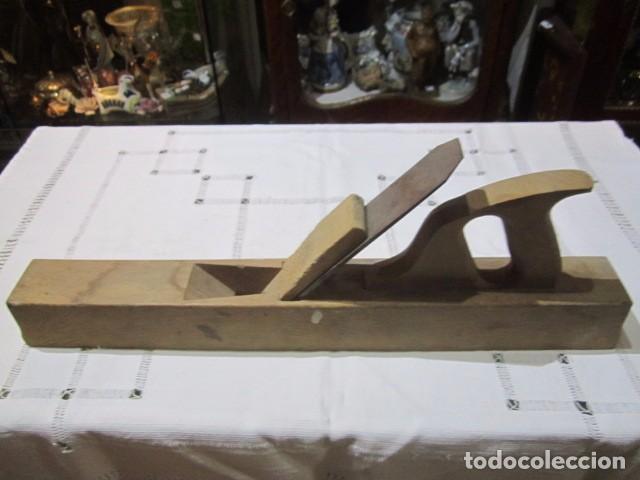 Antig&uuml;edades: Cepillo de carpintero. 49,5 x 6 x 18 cms. altura. - Foto 1