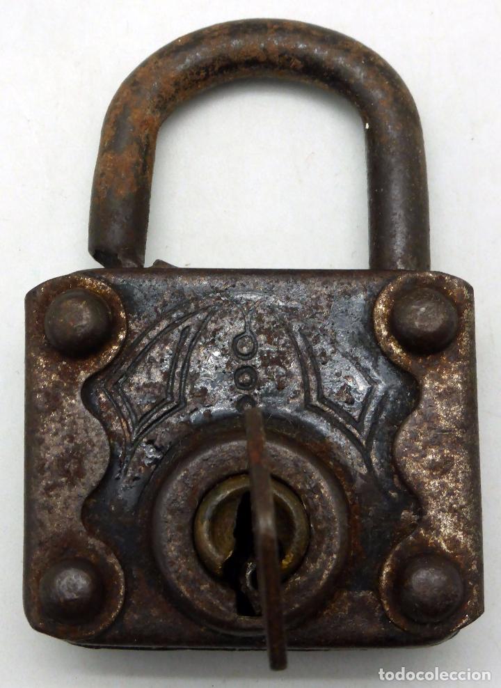 Antig&uuml;edades: Candado hierro con llave oxidado - Foto 1