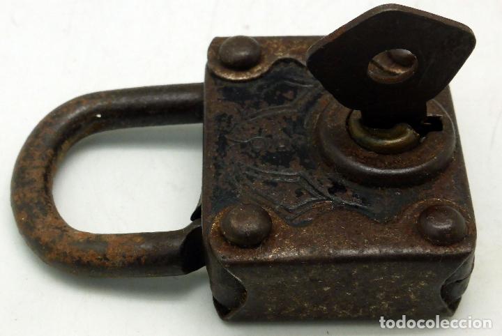 Antig&uuml;edades: Candado hierro con llave oxidado - Foto 2