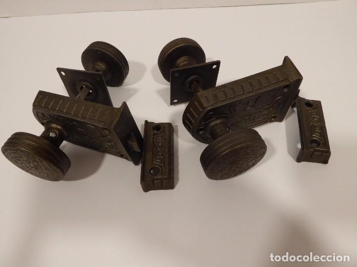 Antig&uuml;edades: DOS CERRADURAS ANTIGUAS CON RELIEVES - Foto 1