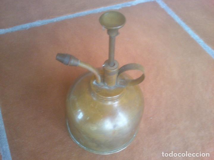 Antig&uuml;edades: Antigua aceitera de cobre &oacute; lat&oacute;n. - Foto 1