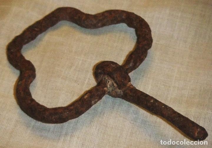 Antig&uuml;edades: ANTIGUA HEBILLA DE HIERRO FORJADO - Foto 3