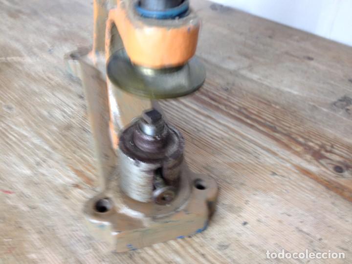 Antig&uuml;edades: M&aacute;quina para forrar botones - Foto 3