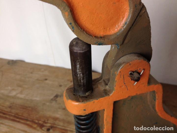 Antig&uuml;edades: M&aacute;quina para forrar botones - Foto 5