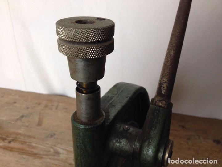 Antig&uuml;edades: M&aacute;quina para forrar botones - Foto 4