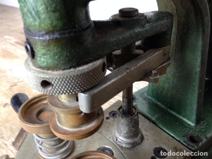 Antig&uuml;edades: M&aacute;quina para forrar botones - Foto 5