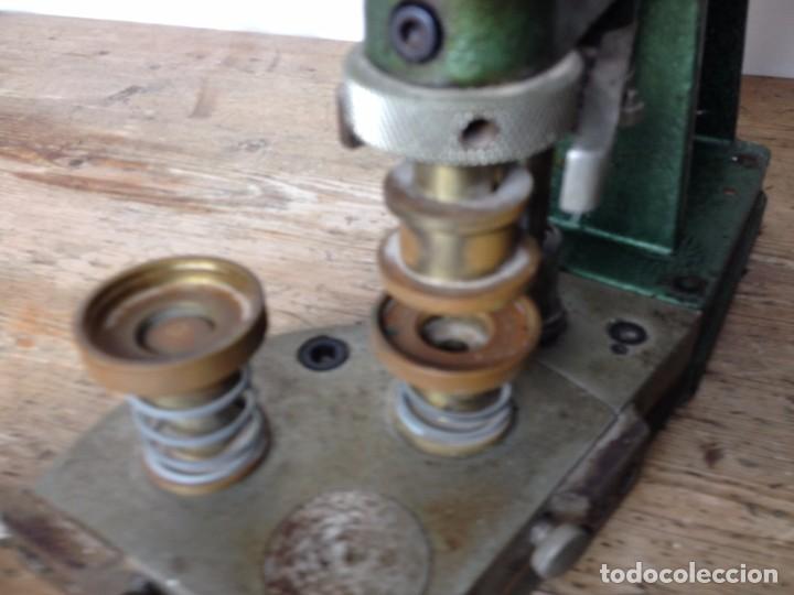 Antig&uuml;edades: M&aacute;quina para forrar botones - Foto 6