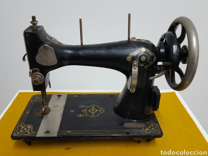 Antig&uuml;edades: Antigua m&aacute;quina de coser. - Foto 1