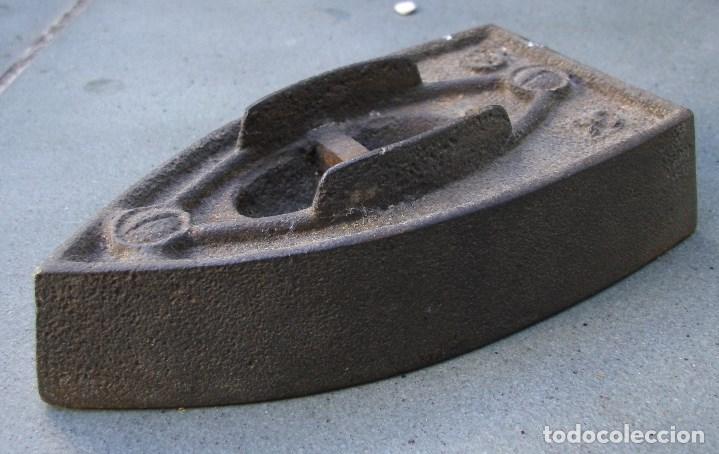 Antig&uuml;edades: base para plancha con mango desmontable n&ordm; 3 (14x7,5cm aprox) - Foto 2