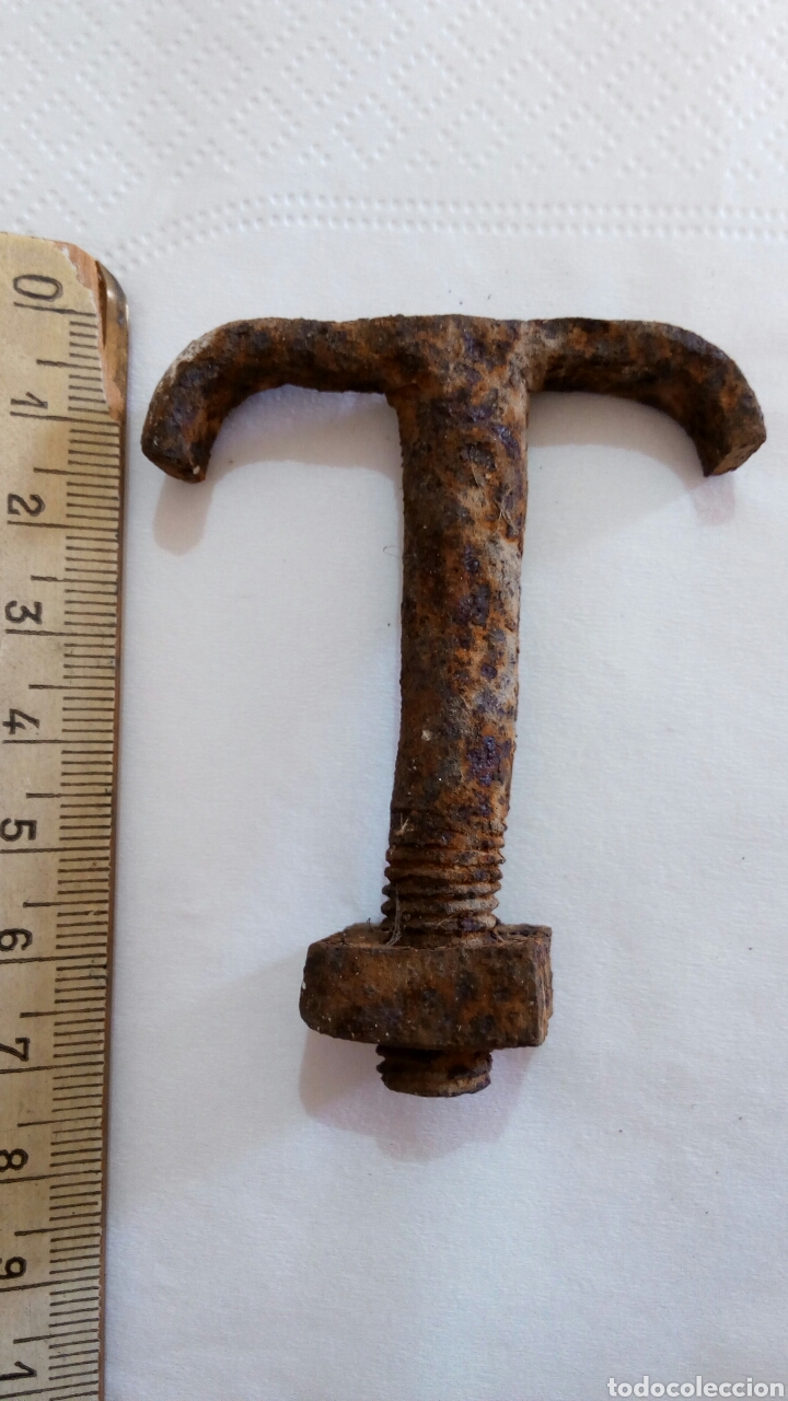 Antig&uuml;edades: Antiguo tornillo con forma de T. Con tuerca cuadrada enroscada. - Foto 1