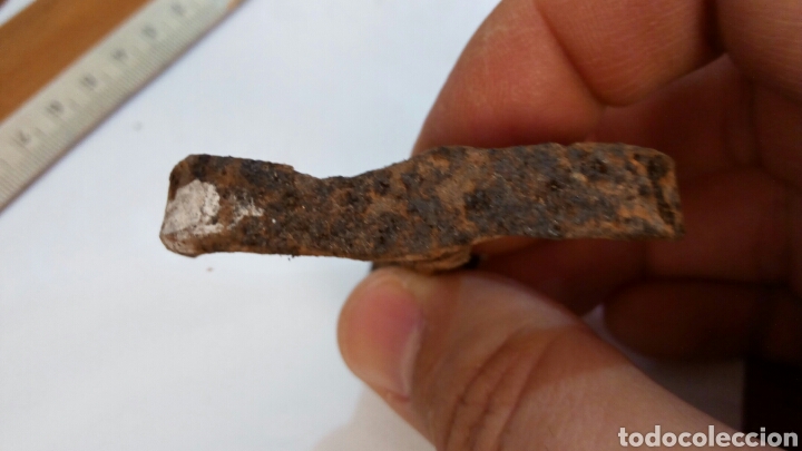 Antig&uuml;edades: Antiguo tornillo con forma de T. Con tuerca cuadrada enroscada. - Foto 2