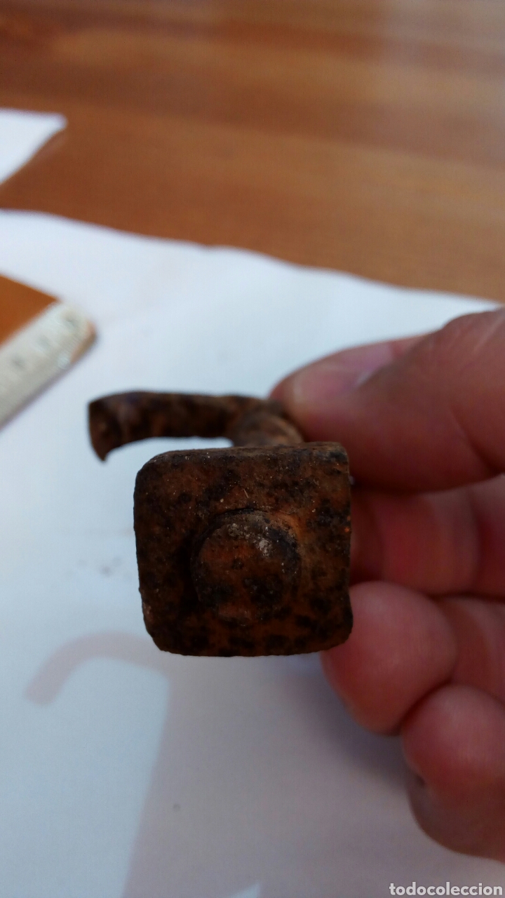 Antig&uuml;edades: Antiguo tornillo con forma de T. Con tuerca cuadrada enroscada. - Foto 3