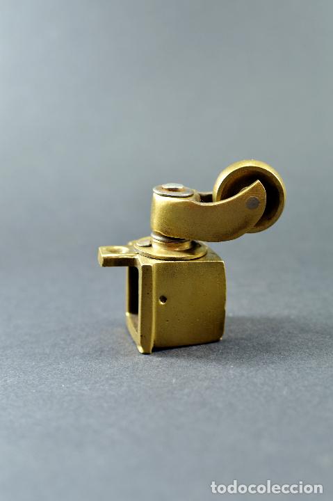 Antig&uuml;edades: RUEDA DE METAL PARA MUEBLE - Foto 2