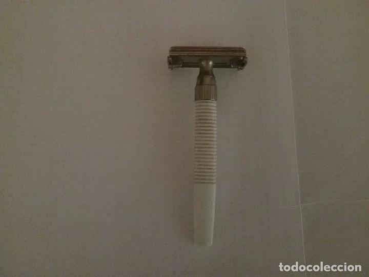 Antig&uuml;edades: Maquinilla afeitar manual Gillette, England. Y 2. MANGO BLANCO - Foto 1