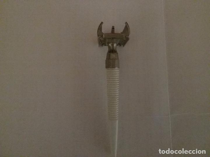 Antig&uuml;edades: Maquinilla afeitar manual Gillette, England. Y 2. MANGO BLANCO - Foto 2