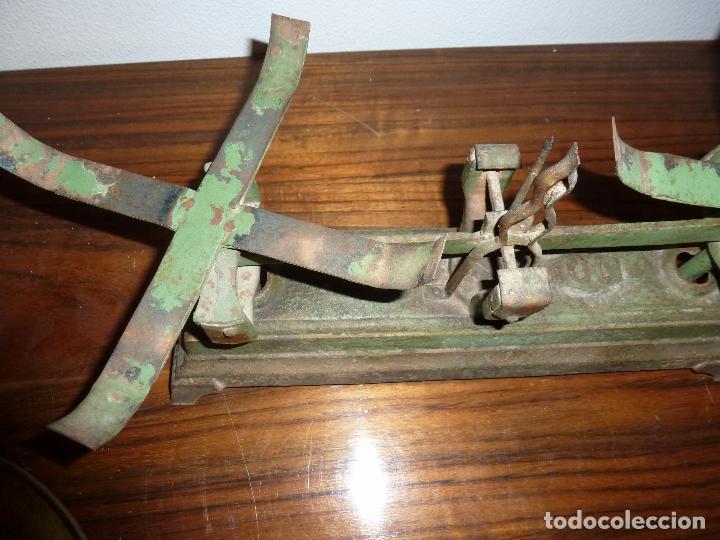 Antig&uuml;edades: BALANZA BASCULA CON PESOS VERDE - Foto 2