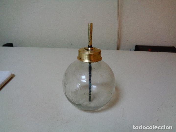 Antig&uuml;edades: antigua aceitera para carro - Foto 1