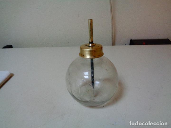 Antig&uuml;edades: antigua aceitera para carro - Foto 3