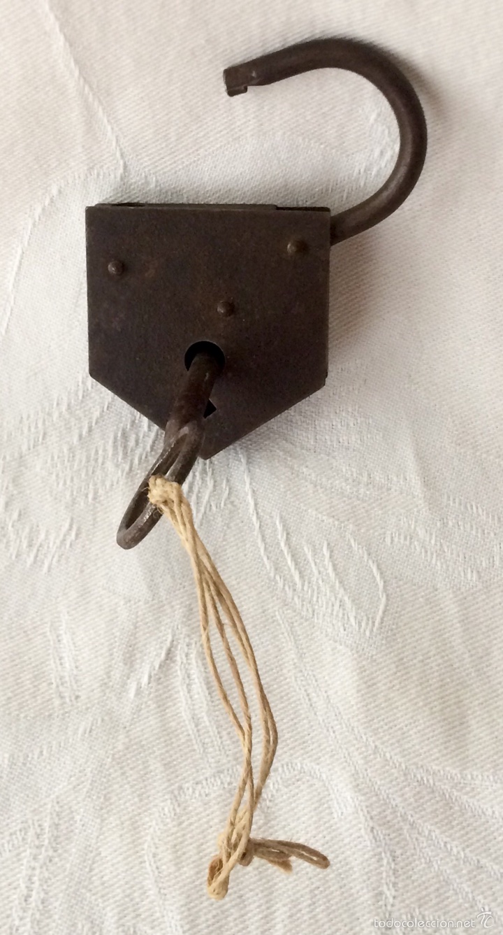 Antig&uuml;edades: Candado y llave de hierro del Siglo XIX. - Foto 2