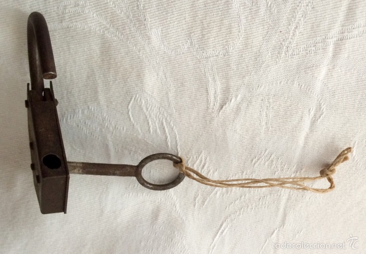 Antig&uuml;edades: Candado y llave de hierro del Siglo XIX. - Foto 3