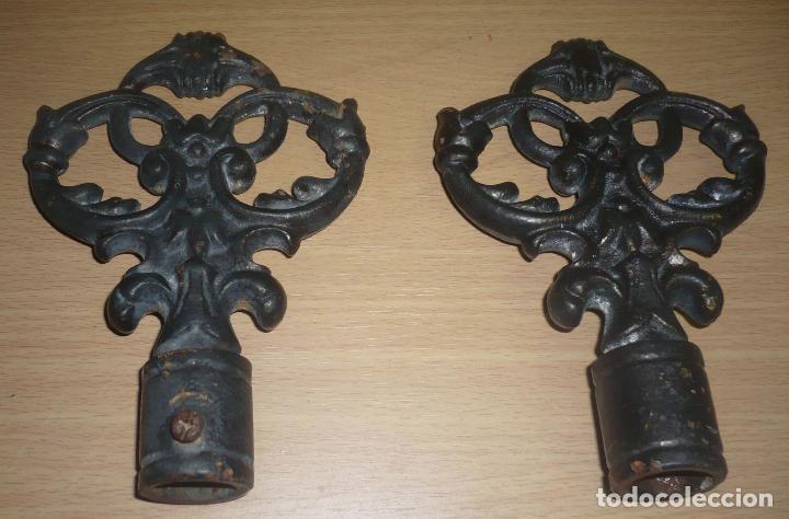 Antig&uuml;edades: 2 Decorativos Terminales de forja. - Foto 1