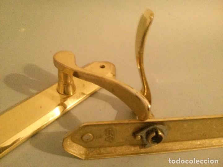 Antig&uuml;edades: tirador puerta cromado en dorado - Foto 2