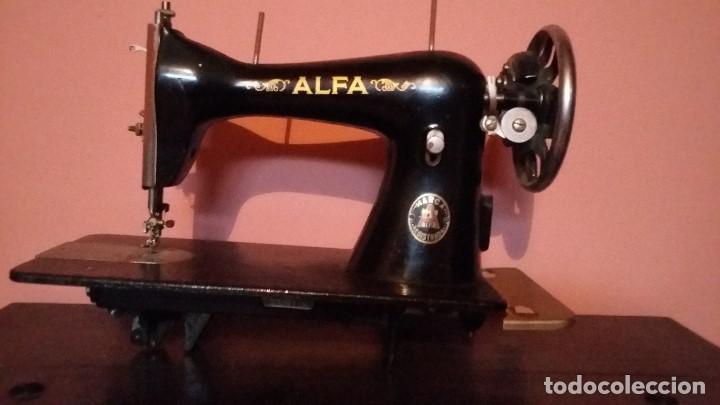 Antig&uuml;edades: ANTIGUA M&Aacute;QUINA DE COSER ALFA - Foto 1