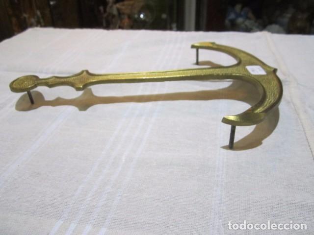 Antig&uuml;edades: Ancla de bronce con tornillos. 19 x 29 cms. - Foto 2