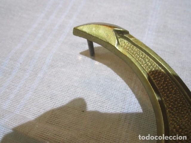 Antig&uuml;edades: Ancla de bronce con tornillos. 19 x 29 cms. - Foto 3