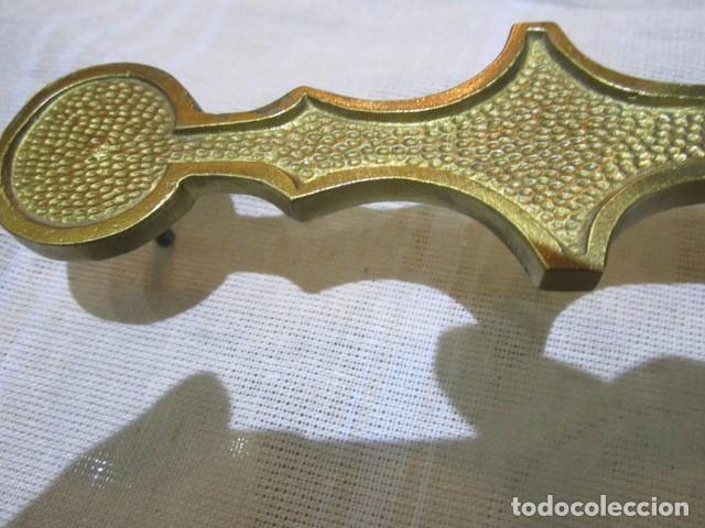 Antig&uuml;edades: Ancla de bronce con tornillos. 19 x 29 cms. - Foto 4