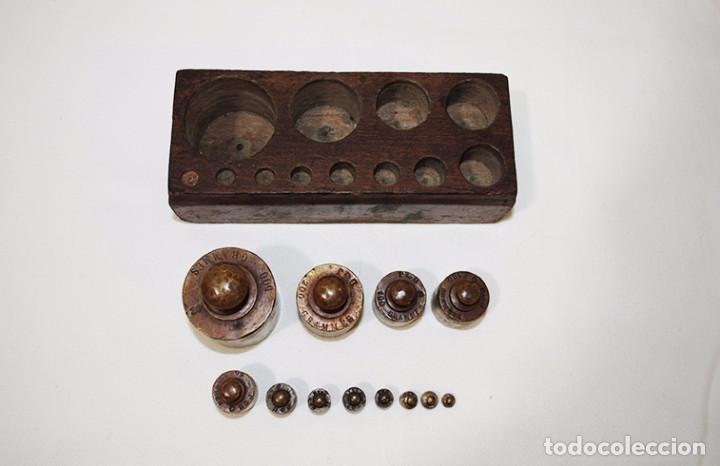 Antig&uuml;edades: JUEGO DE 12 PESAS DE BRONCE - Foto 1