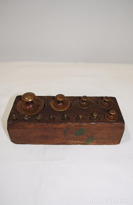 Antig&uuml;edades: JUEGO DE 12 PESAS DE BRONCE - Foto 2
