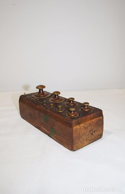 Antig&uuml;edades: JUEGO DE 12 PESAS DE BRONCE - Foto 3