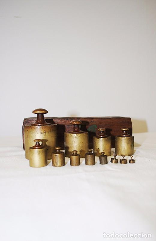 Antig&uuml;edades: JUEGO DE 12 PESAS DE BRONCE - Foto 4
