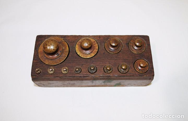 Antig&uuml;edades: JUEGO DE 12 PESAS DE BRONCE - Foto 5