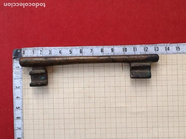 Antig&uuml;edades: LLAVE DOBLE EN BRONCE O METAL. - Foto 1
