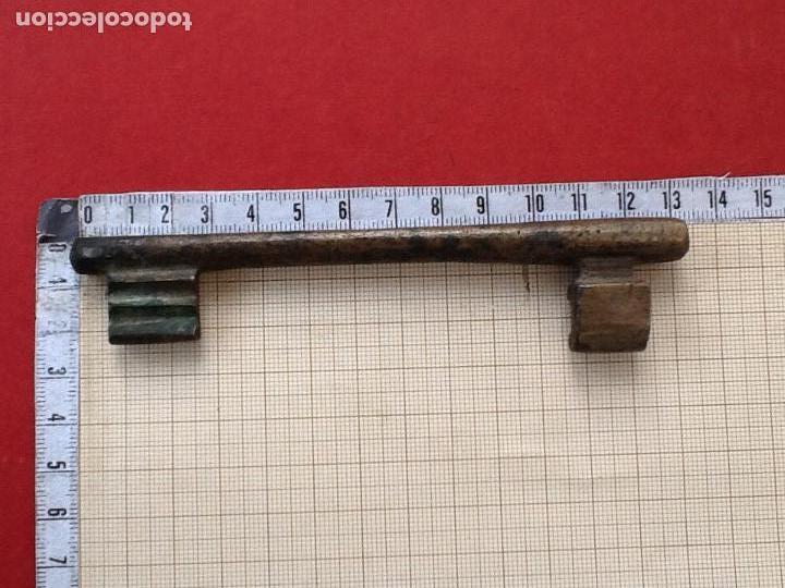Antig&uuml;edades: LLAVE DOBLE EN BRONCE O METAL. - Foto 2