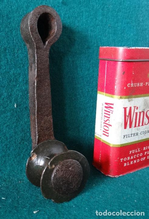 Antig&uuml;edades: ANTIGUO PESTILLO DE FORJA * - Foto 3