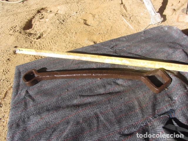 Antig&uuml;edades: antigua llave de forja para usos agrarios 40 cms - Foto 1