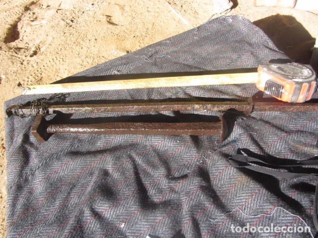 Antig&uuml;edades: antigua llave de forja para usos agrarios 40 cms - Foto 2
