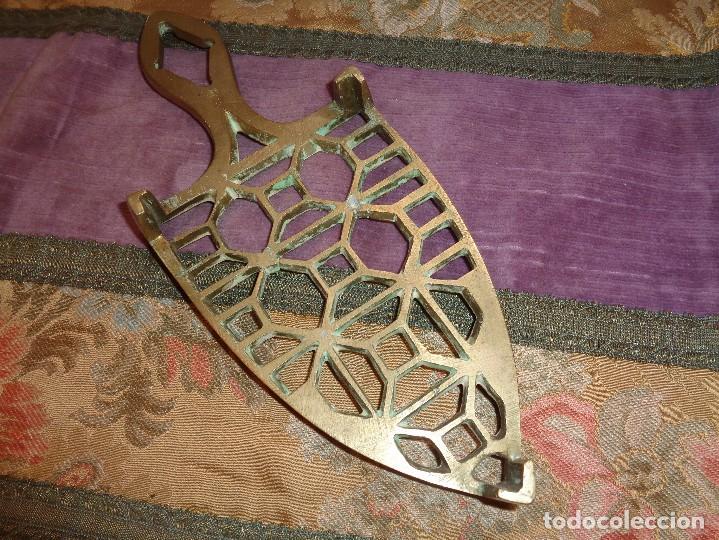 Antig&uuml;edades: SOPORTE DE PLANCHA EN BRONCE - Foto 1