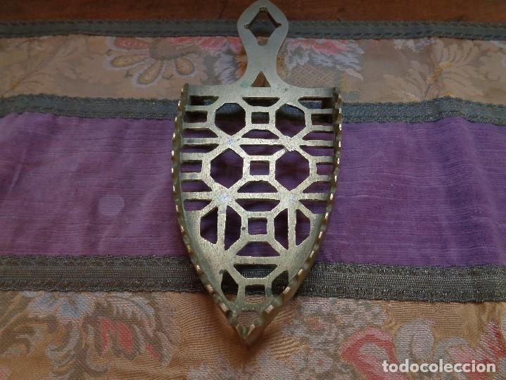 Antig&uuml;edades: SOPORTE DE PLANCHA EN BRONCE - Foto 2