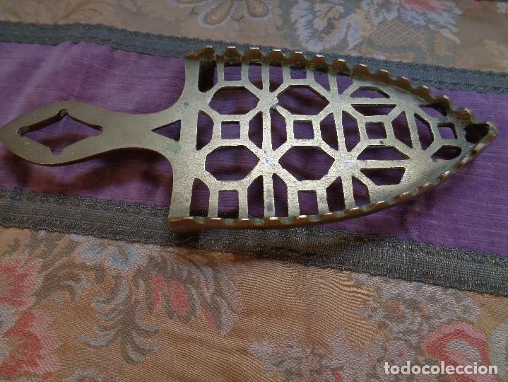 Antig&uuml;edades: SOPORTE DE PLANCHA EN BRONCE - Foto 3