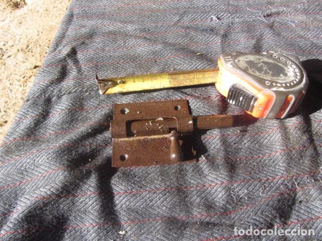 Antig&uuml;edades: cerrojo, pestillo de cierre unos 15 cms - Foto 1
