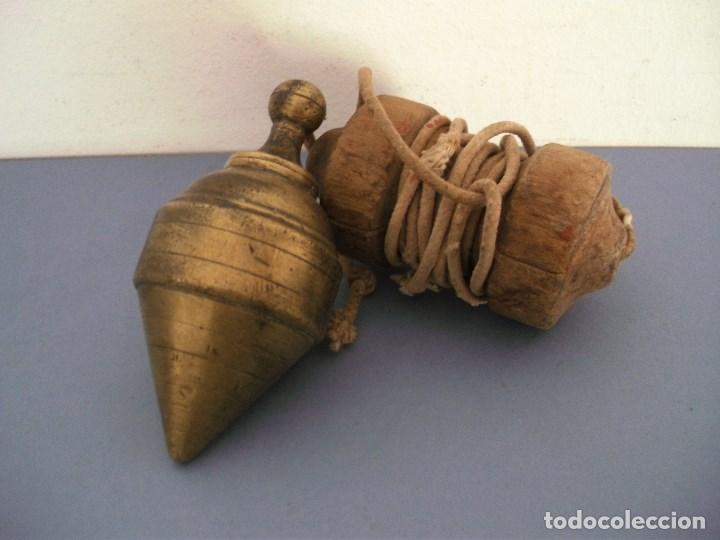 Antig&uuml;edades: plomada de laton de 10cm aprox con guardacuerda de madera - Foto 1